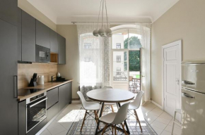 Modern apartment in historical building with car parking!, Riga